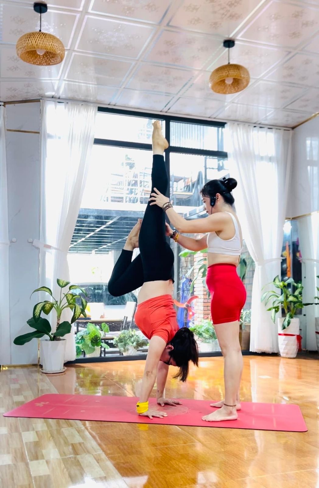 Giảng viên hỗ trợ học viên vào tư thế