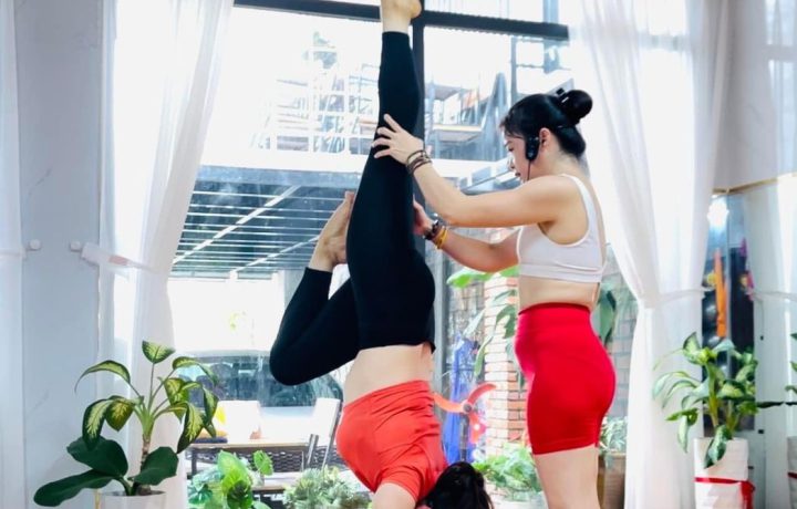 Giảng viên hỗ trợ học viên vào tư thế