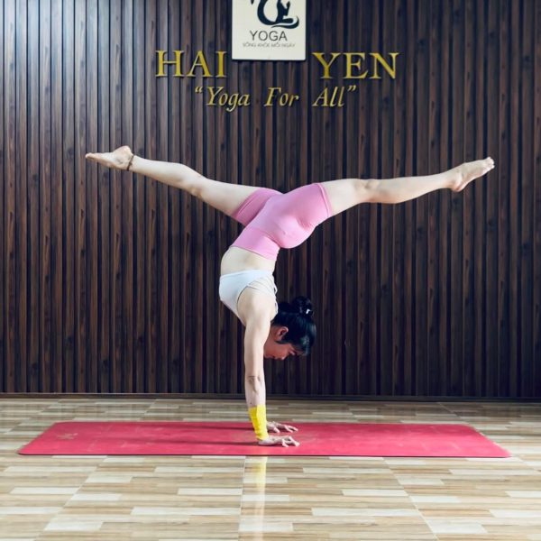 Hải Yến – tư thế trồng chuối biến thể