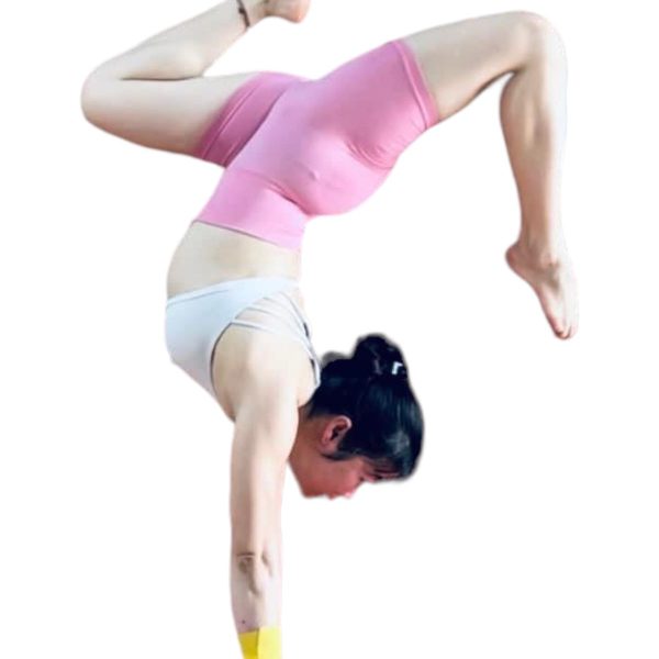 Hải Yến – tư thế trồng chuối