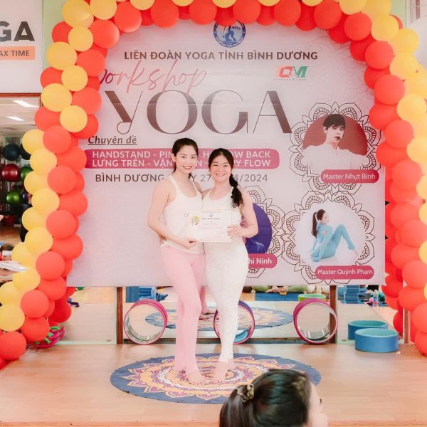 Học viên nhận chứng nhận workshop