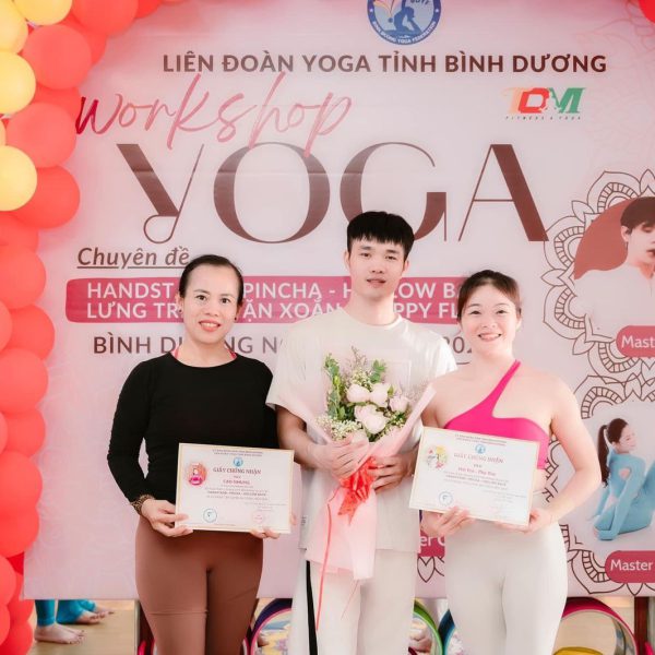 Trao chứng nhận workshop Yoga
