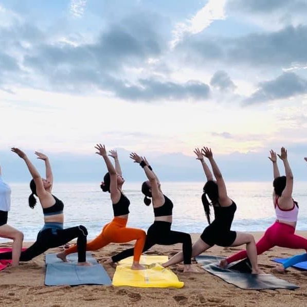 Buổi tập Yoga trên biển lúc bình minh