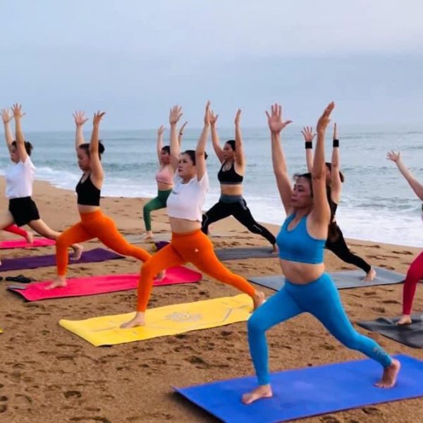 Cộng đồng học viên tập Yoga trên bãi biển