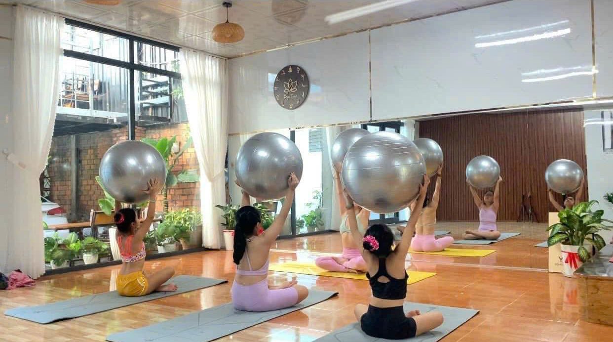 Tập Yoga với bóng: nhẹ nhàng mà hiệu quả
